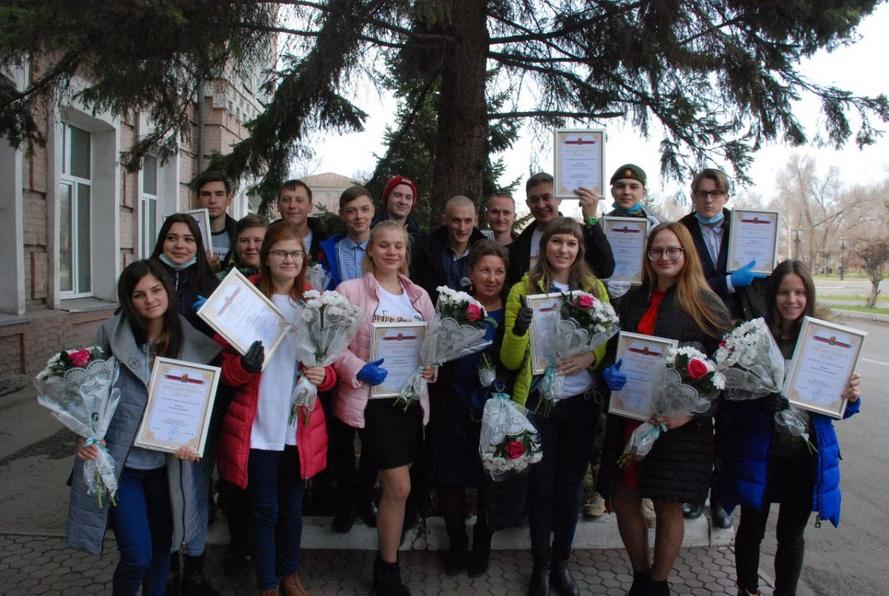 21 октября глава города Андрей Первухин вручил благодарственные письма волонтерам команды «Доброделы»