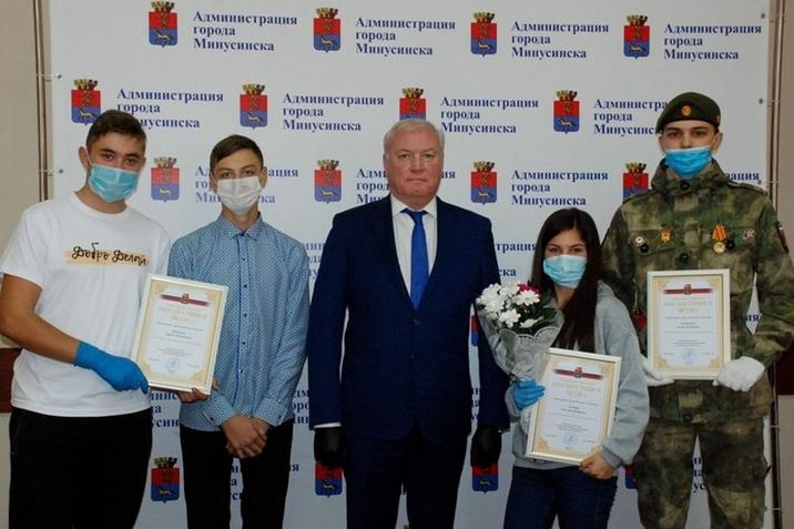 21 октября глава города Андрей Первухин вручил благодарственные письма волонтерам команды «Доброделы»