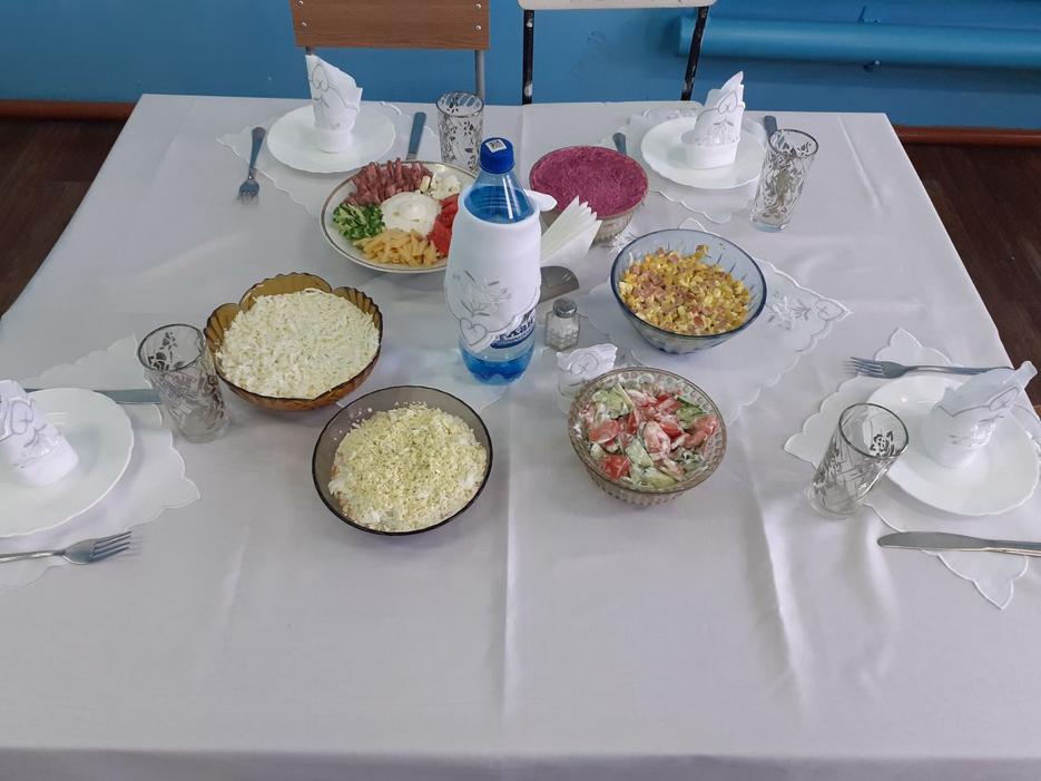 в Каратузском филиале колледжа прошёл конкурс на тему: «Технология приготовление и оформление холодных блюд и закусок». 